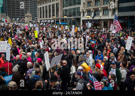 Démonstration de midi au Trump Tower à Chicago le jour de la première visite du Président Trump à Chicago depuis son entrée en fonction. Banque D'Images