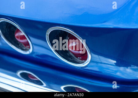 Fragment d'une voiture bleu vintage - feux arrière rouge ronde Banque D'Images