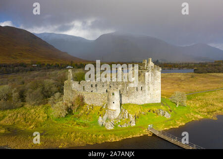 Vue aérienne de Kilchurn Castle à Dalmally à Argyll and Bute en Écosse, Royaume-Uni Banque D'Images