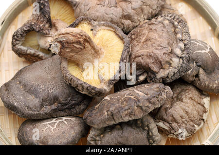 Champignons shiitake séchés japonais dans un panier de bambou Banque D'Images