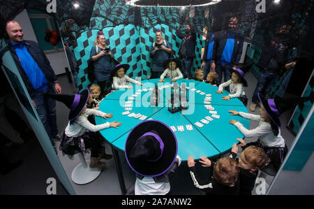 (191031) -- ZAGREB, 31 octobre 2019 (Xinhua) -- Les enfants participent à un événement d'Halloween au Musée d'illusions à Zagreb, Croatie, 31 octobre 2019. Matija (Habljak/Pixsell via Xinhua) Banque D'Images