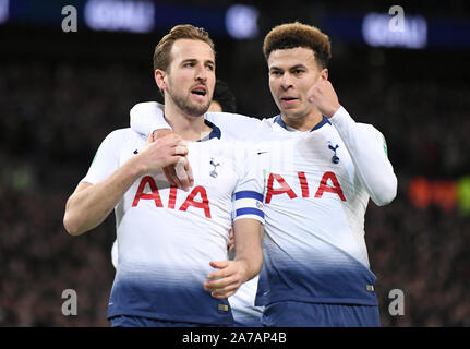 Londres, ANGLETERRE - 8 janvier 2019 : Harry Kane, de Tottenham et Kieran Trippier de Tottenham célébrer après un but inscrit lors de la première étape de la cire en 2018/19 entre la demi-finale de coupe et de Tottenham Hotspur FC Chelsea au stade de Wembley. Banque D'Images