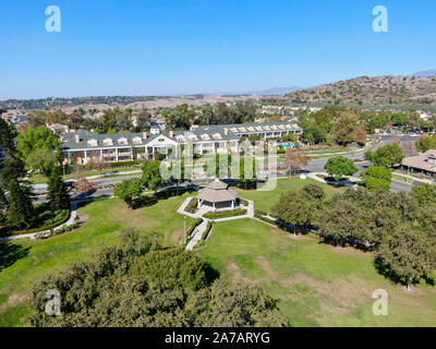 Vue aérienne de la ville en petit parc vert Ladera Ranch, South Orange County, en Californie. Quartier résidentiel à grande échelle avec petit parc Banque D'Images