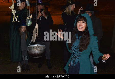 (191031) -- ZAGREB, 31 octobre 2019 (Xinhua) -- des gens habillés en costumes prendre part à un tour de nuit appelé Uppertown sorcières à Zagreb, Croatie, 31 octobre 2019. La visite guidée comprend le divertissement interactif et introduction à l'histoire du Moyen Âge. (Davorin Visnjic/Pixsell via Xinhua) Banque D'Images