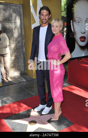 LOS ANGELES, CA - le 29 octobre 2014 : l'actrice Kaley Cuoco & mari Ryan Sweeting sur Hollywood Boulevard où elle a été honorée avec le 2,532ème étoile sur le Hollywood Walk of Fame. © 2014 Paul Smith / Featureflash Banque D'Images