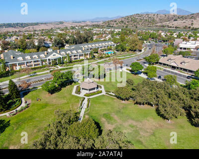 Vue aérienne de la ville en petit parc vert Ladera Ranch, South Orange County, en Californie. Quartier résidentiel à grande échelle avec petit parc Banque D'Images