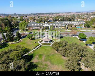 Vue aérienne de la ville en petit parc vert Ladera Ranch, South Orange County, en Californie. Quartier résidentiel à grande échelle avec petit parc Banque D'Images