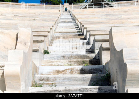 En étapes menant vers le haut Vue de dessous. Chemin jusqu'au cours d'une journée ensoleillée en été. Banque D'Images