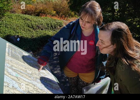 Boothbay, ME / USA - 19 octobre 2019 : Caucasian couple examine une carte dans le jardins botaniques de la côte du Maine Banque D'Images