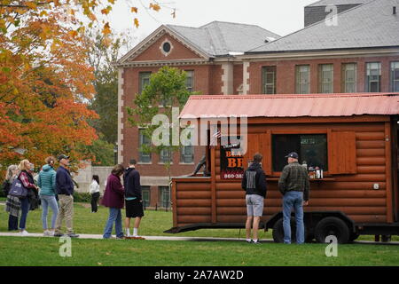 Storrs, CT / USA - 12 octobre 2019 : les intervenants à faire en face d'un camion alimentaire vendre bbq le jour de la famille de l'UCONN Banque D'Images