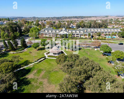 Vue aérienne de la ville en petit parc vert Ladera Ranch, South Orange County, en Californie. Quartier résidentiel à grande échelle avec petit parc Banque D'Images