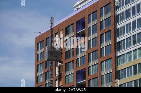 Arlington, VA / USA - 23 septembre 2019 : Ressources d'Échafaudage élévateur marque près du haut d'un immeuble Banque D'Images