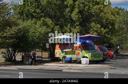 Alexandria, VA / USA - 24 septembre 2019 : Snow cone camion alimentaire garé sur le côté de la route Banque D'Images