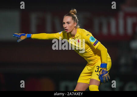 Manchester, Angleterre - 31 OCTOBRE : Barbora Votikova de SK Slavia Praha dirige sa défense au cours de l'UEFA Women's Champions League football match Arsenal entre les femmes vs SK Slavia Praha Femmes à Meadow Park le 31 octobre 2019 à Borehamwood, Angleterre (Photo de Daniela Porcelli/SPP) SPP : Crédit Photo de la presse sportive. /Alamy Live News Banque D'Images