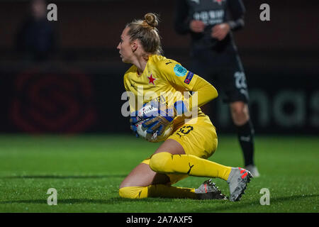 Manchester, Angleterre - 31 OCTOBRE : Barbora Votikova de SK Slavia Praha fait une sauvegarde au cours de l'UEFA Women's Champions League football match Arsenal entre les femmes vs SK Slavia Praha Femmes à Meadow Park le 31 octobre 2019 à Borehamwood, Angleterre (Photo de Daniela Porcelli/SPP) SPP : Crédit Photo de la presse sportive. /Alamy Live News Banque D'Images