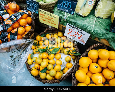 Barcelone, Espagne - Nov 17, 2017 : frais bio et organique des oranges, mandarines et autres citrics at a market stall en Espagne Banque D'Images