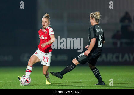 Manchester, Angleterre - 31 OCTOBRE : Leonie Maier d'Arsenal d'attaques contre des Szewieczkova Tereza SK Slavia Praha (à droite) au cours de l'UEFA Women's Champions League football match Arsenal entre les femmes vs SK Slavia Praha Femmes à Meadow Park le 31 octobre 2019 à Borehamwood, Angleterre (Photo de Daniela Porcelli/SPP) SPP : Crédit Photo de la presse sportive. /Alamy Live News Banque D'Images