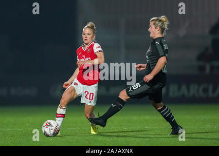 Manchester, Angleterre - 31 OCTOBRE : Leonie Maier d'Arsenal d'attaques contre des Szewieczkova Tereza SK Slavia Praha (à droite) au cours de l'UEFA Women's Champions League football match Arsenal entre les femmes vs SK Slavia Praha Femmes à Meadow Park le 31 octobre 2019 à Borehamwood, Angleterre (Photo de Daniela Porcelli/SPP) SPP : Crédit Photo de la presse sportive. /Alamy Live News Banque D'Images