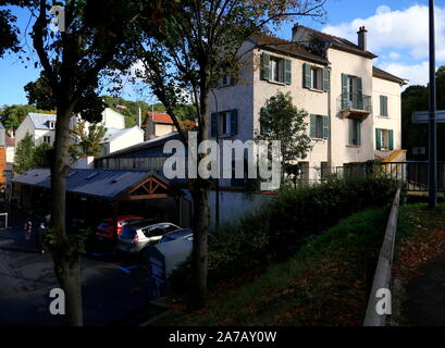 AJAXNETPHOTO. BOUGIVAL, FRANCE. - MAISON D'ARTISTE - MAISON PRÈS DE LA SEINE, HABITÉE PAR L'ARTISTE IMPRESSIONNISTE BERTHE MORISOT DE 1881 À 1884. LE JARDIN ARRIÈRE DE LA PROPRIÉTÉ - JARDIN ROBIN OU JARDIN DE BOUGIVAL - DANS LEQUEL MORISOT A RÉALISÉ PLUSIEURS DE SES PEINTURES EST MAINTENANT EN PARTIE OCCUPÉ PAR UN ATELIER DE RÉPARATION AUTOMOBILE ET UN PARKING MUNICIPAL. LE BALCON PRÉSENTÉ DANS UNE CÉLÈBRE PEINTURE MORISOT PEUT ÊTRE VU AU TROISIÈME ÉTAGE DE LA MAISON. PROPRIÉTÉ RENOVATED EN 2023. PHOTO:JONATHAN EASTLAND/AJAX REF:GX8 192609 663 Banque D'Images