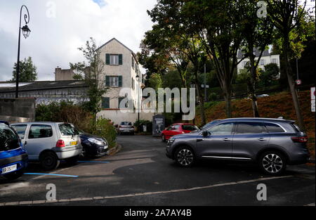 AJAXNETPHOTO. BOUGIVAL, FRANCE. - MAISON DE L'ARTISTE - MAISON (BLANC, CENTRE.) PRÈS DE LA SEINE, HABITÉ PAR L'ARTISTE IMPRESSIONNISTE BERTHE MORISOT DE 1881 À 1884. LE JARDIN - JARDIN ROBIN OU JARDIN DE BOUGIVAL - À L'ARRIÈRE DE LA PROPRIÉTÉ OÙ MORISOT A FAIT BEAUCOUP DE SES PEINTURES EST MAINTENANT OCCUPÉ PAR UN ATELIER DE RÉPARATION AUTOMOBILE ET UN PARKING MUNICIPAL. PROPRIÉTÉ RENOVATED EN 2023. PHOTO:JONATHAN EASTLAND/AJAX REF:GX8 192609 672 Banque D'Images