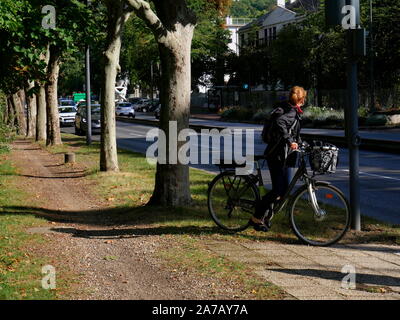 AJAXNETPHOTO. BOUGIVAL, FRANCE. - Paysage urbain - à l'EST VERS PARIS LE LONG DE LA D113 avec la piste cyclable et sentier (à gauche) EN BORDURE DE LA SEINE, l'endroit où vivent des 19ème siècle artistes impressionnistes, Y COMPRIS CAMIILE Alfred Sisley, Pissarro, Claude MONET ET FAUVISTE MAURICE DE VLAMINCK. PHOTO:JONATHAN EASTLAND/AJAX REF:192609 GX8  650 Banque D'Images