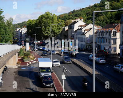 AJAXNETPHOTO. BOUGIVAL, FRANCE. - Paysage urbain - à l'EST VERS PARIS LE D113 EN BORDURE DE LA SEINE, lieu fréquenté par les artistes impressionnistes du 19ème siècle, Alfred Sisley, Camille PISSARRO, Claude MONET, LE FAUVE Maurice de Vlaminck et 19ème siècle peintre anglais J.M.W.TURNER QUI A FAIT PLUSIEURS PEINTURES DE LA SEINE À PROXIMITÉ.PHOTO:JONATHAN EASTLAND/AJAX REF:192609 GX8  658 Banque D'Images