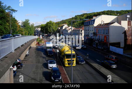 AJAXNETPHOTO. BOUGIVAL, FRANCE. - Paysage urbain - à l'EST VERS PARIS LE D113 EN BORDURE DE LA SEINE, lieu fréquenté par les artistes impressionnistes du 19ème siècle, Alfred Sisley, Camille PISSARRO, Claude MONET, LE FAUVE Maurice de Vlaminck et 19ème siècle peintre anglais J.M.W.TURNER QUI A FAIT PLUSIEURS PEINTURES DE LA SEINE À PROXIMITÉ.PHOTO:JONATHAN EASTLAND/AJAX REF:192609 GX8  660 Banque D'Images