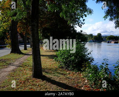 AJAXNETPHOTO. BOUGIVAL, FRANCE. - PAYSAGE FLUVIAL - VUE OUEST VERS MARLY LE LONG DE LA D113 BORDANT LA SEINE. L'ARTISTE ANGLAIS J M W TURNER (1775-1851) A PEINT DE NOMBREUSES SCÈNES PRÈS DES RIVES DE LA SEINE DONT UNE INTITULÉE « MARLY, EMBARQUEMENT A BOUGIVAL VERS 1830 » RÉALISÉE À PROXIMITÉ. LES RESTES DE LA MACHINE DE MARLY QUI FIGURAIT DANS LA PEINTURE DE TURNER SONT HORS DE CETTE IMAGE À DROITE. L'ENDROIT A ÉGALEMENT ÉTÉ FRÉQUENTÉ PAR LES ARTISTES IMPRESSIONNISTES DU XIXE SIÈCLE 'PLEIN AIRE' ALFRED SISLEY, CAMILLE PISSARRO CLAUDE MONET ET AUGUSTE RENOIR ÉGALEMENT FAUVISTE MAUICE DE VLAMINCK.PHOTO :JONATHAN E. Banque D'Images