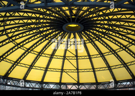 La construction de la toiture du dôme de fer et de plastique pour l'arrière-plan. Le plafond en forme de dôme est une vue de l'intérieur. Banque D'Images