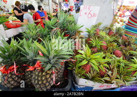 Les étals du marché de plein air vente ventes du Nouvel An chinois lunaire fruits alimentaire. Traduction : "l'Ananas" Banque D'Images