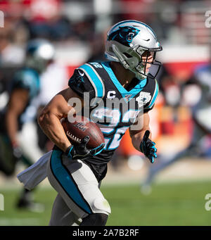 Santa Clara, Californie, États-Unis. 27 Oct, 2019. Panthers running back Christian McCaffrey (22) se précipiter pour les chantiers, au cours d'un match de la NFL entre les Panthers et les San Francisco 49ers à l'Levi's Stadium à Santa Clara, en Californie. Valerie Shoaps/CSM/Alamy Live News Banque D'Images