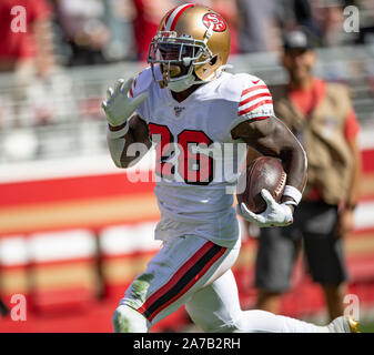 Santa Clara, Californie, États-Unis. 27 Oct, 2019. San Francisco 49ers d'utiliser de nouveau rimer ou ramer Coleman (26) croisières à pour l'un de ses quatre passes de la journée, au cours d'un match de la NFL entre les Panthers et les San Francisco 49ers à l'Levi's Stadium à Santa Clara, en Californie. Valerie Shoaps/CSM/Alamy Live News Banque D'Images