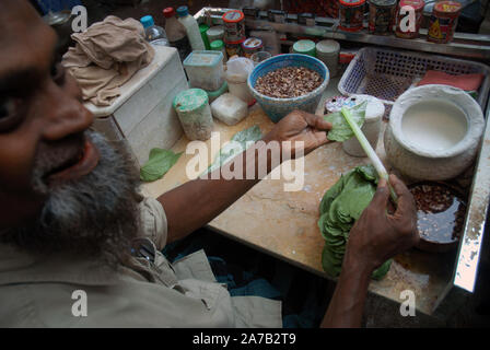 Man making bétel sur l'étal à Yangon, Myanmar, en Asie. Banque D'Images