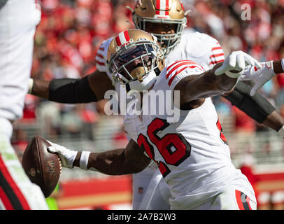 Santa Clara, Californie, États-Unis. 27 Oct, 2019. San Francisco 49ers d'utiliser de nouveau rimer ou ramer Coleman (26) célèbre un touchdown, lors d'un match de la NFL entre les Panthers et les San Francisco 49ers à l'Levi's Stadium à Santa Clara, en Californie. Valerie Shoaps/CSM/Alamy Live News Banque D'Images