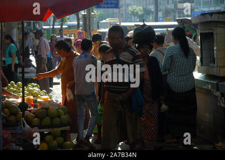 Une femme vend des légumes et des fruits dans la rue du marché, Yangon, Myanmar. Banque D'Images