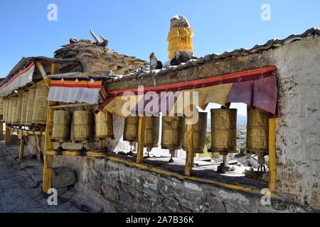 Walkway bordée roues de prière dans le monastère de Palcho dans Gyantse, Préfecture de Shigatsé, Tibet.Le mantra Om Mani Padme Hum est écrit en Sanskrit sur eux. Banque D'Images