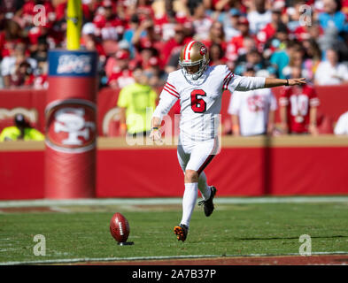 Santa Clara, Californie, États-Unis. 27 Oct, 2019. San Francisco 49ers punter Mitch Wishnowsky (6), au cours d'un match de la NFL entre les Panthers et les San Francisco 49ers à l'Levi's Stadium à Santa Clara, en Californie. Valerie Shoaps/CSM/Alamy Live News Banque D'Images