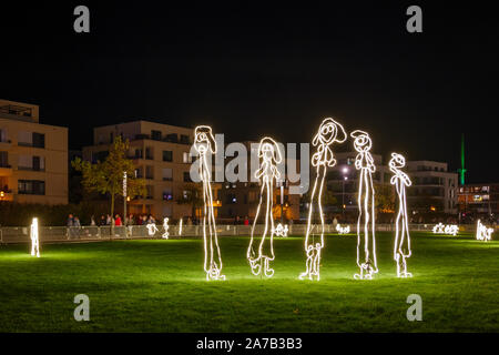 Paysage de nuit de luminaires d'art de l'installation, la caricature pour Essen Festival de lumière au centre vert parc d'Essen à Essen, Allemagne. Banque D'Images