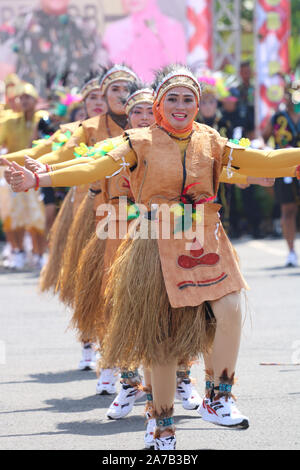 Un certain nombre de danseurs exécutent des danses indonésiennes traditionnelles à des activités culturelles Banque D'Images