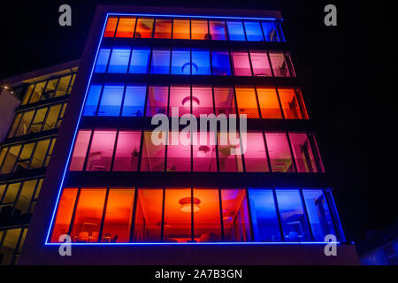 ' KASTANIENHÖFE lumineux de l'éclairage intérieur des installations sur immeuble façade, réalisé par l'artiste : Richard Röhrhoff à Essen exposition Festival de lumière. Banque D'Images