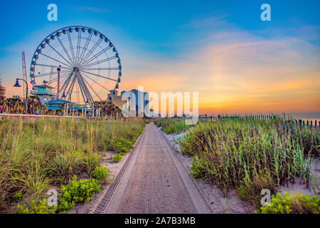 SkyWheel Myrtle Beach, Caroline du Sud, USA au lever du soleil. Banque D'Images