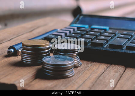 Une calculatrice et un stylo-bille pour créer un calcul,pièces de monnaie et stylo Banque D'Images