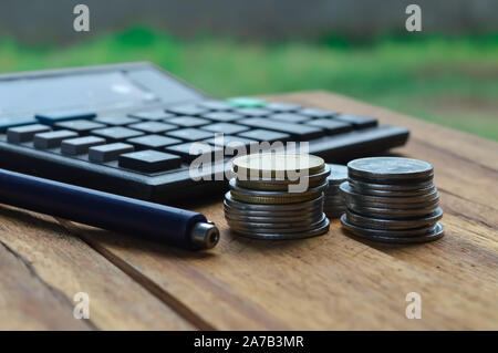 Sur la table de bois est monnaie et pan ou calculer Banque D'Images