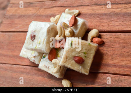 Sohan halwa sur table en bois,sohan halwa et écrous Banque D'Images