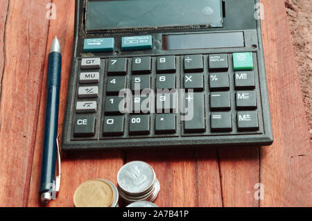 L'argent, de pièces, d'une calculatrice sur la table. Calcul de la notion de budget de famille Banque D'Images