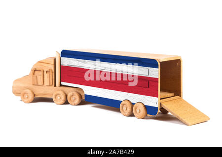Close-up d'un camion jouet en bois peint avec un drapeau national du Costa Rica. Le concept d'exportation-importation, transport, livraison de marchandises nationales Banque D'Images