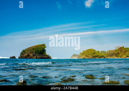 Île tropicale dans la mer, Kondang Merak Beach, Malang, Java Est, Indonésie Banque D'Images