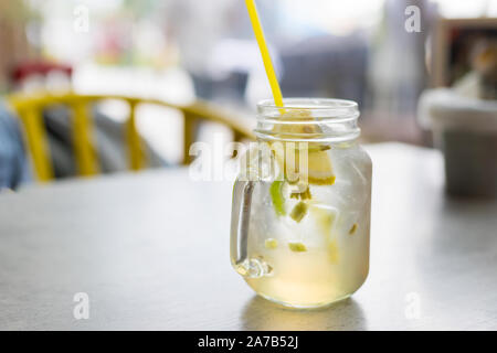 Boire des boissons santé de la citronnelle avec de la glace sur l'arrière-plan flou concept sain.. Banque D'Images