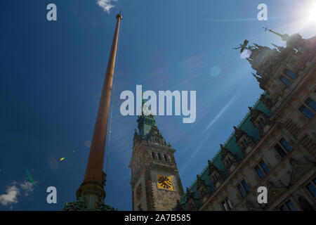 Flagpole et tour de l'hôtel de ville à Hambourg Banque D'Images