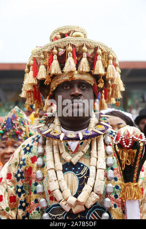 Homme en tenue traditionnelle de la tribu des Rivers du Nigeria lors du Festival national des arts et de la culture (NAFEST) dans l'État d'Edo, au Nigeria. Banque D'Images